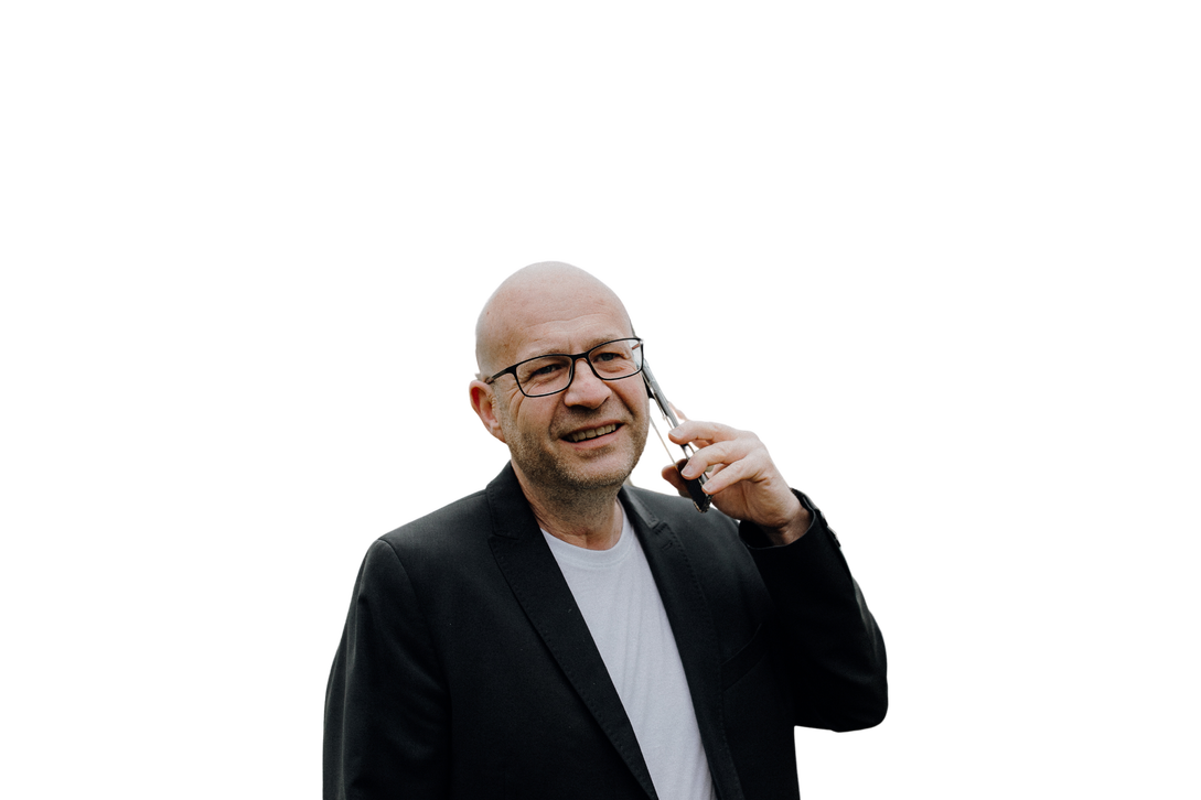 Telefon und Notizblock auf einem Schreibtisch