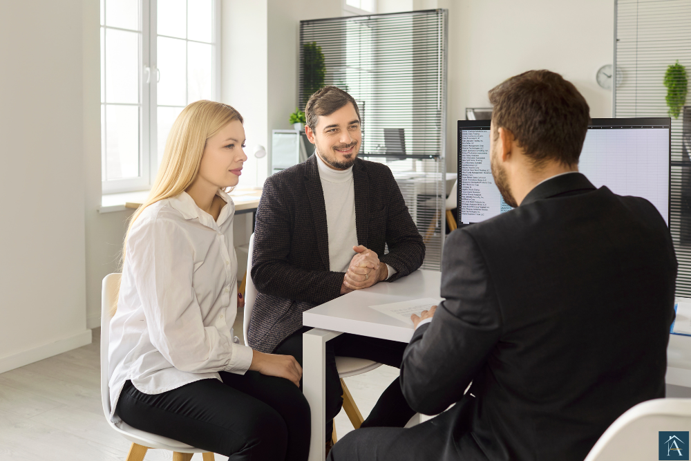 Beratungsgespräch mit Paar und Berater am Tisch