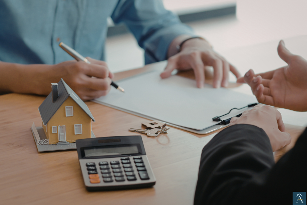 Gespräch zur Immobilienfinanzierung mit Unterlagen