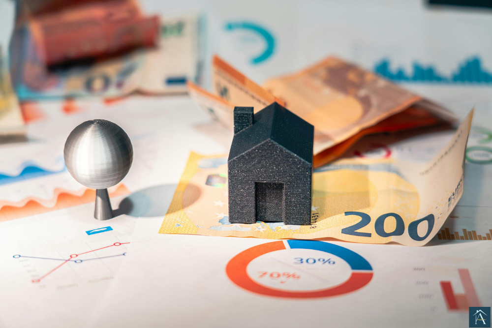 Unterlagen und Stift für Immobilienbewertung auf dem Tisch