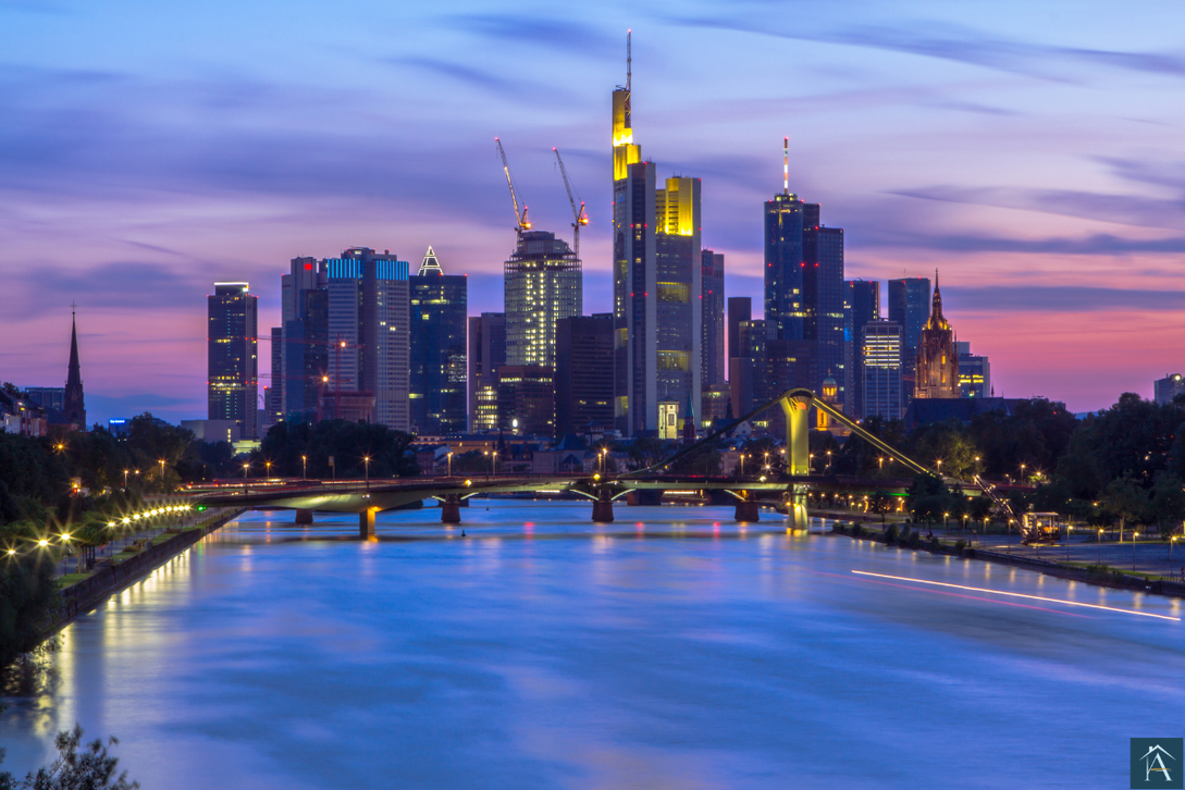 Unterlagen zur Immobilienfinanzierung auf einem Tisch
