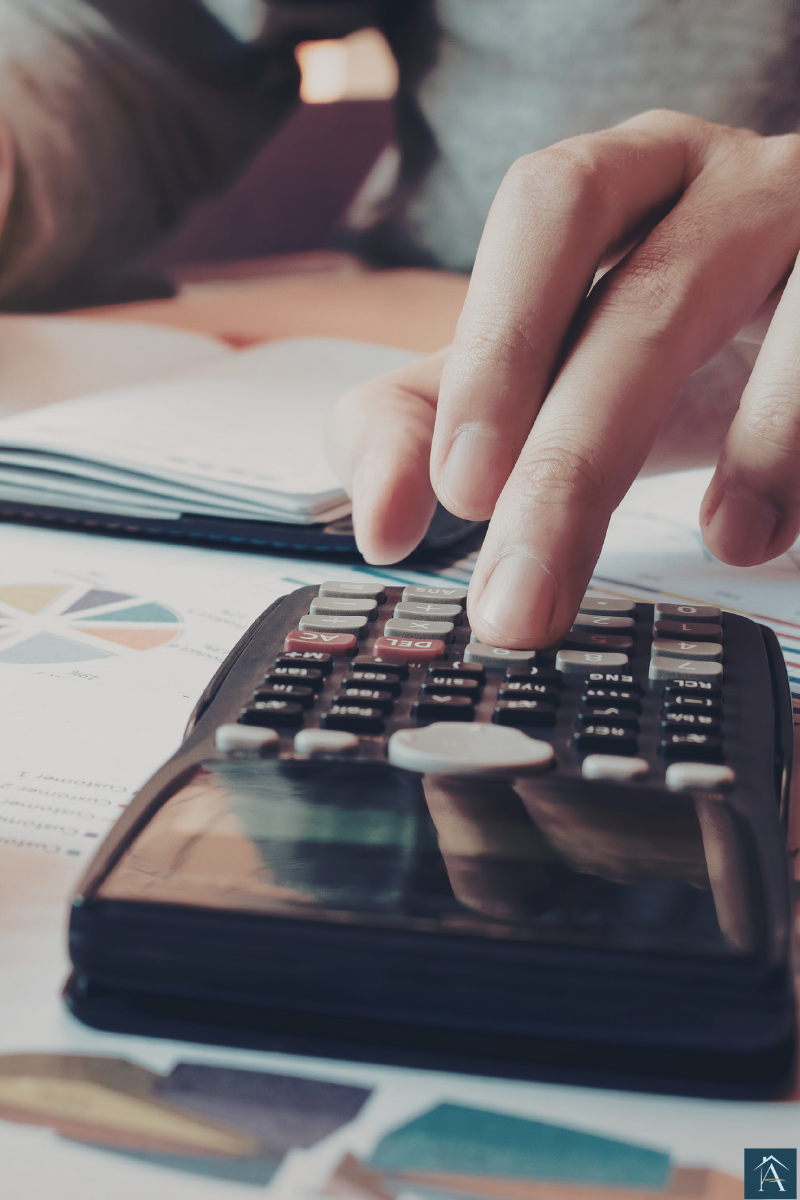 Beratung zur Immobilienfinanzierung mit Taschenrechner und Hausmodell